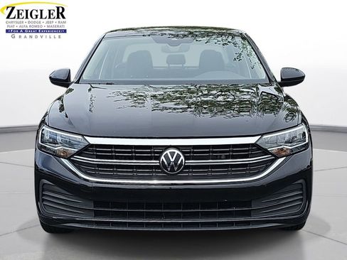 Used 2024 Volkswagen Jetta SE FWD image 2