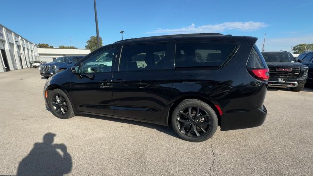 Used 2025 Chrysler Pacifica Limited FWD image 7