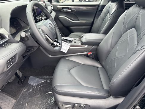 New 2026 Toyota Highlander Platinum image 25