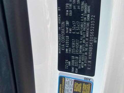 Used 2025 Kia Carnival FWD image 17