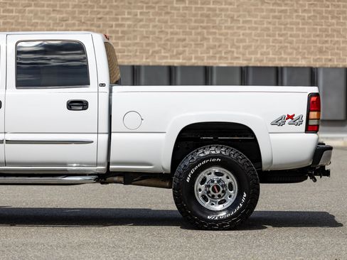 Used 2005 GMC Sierra 2500 SLE w/ Heavy-Duty Power Package AWD/4WD image 16