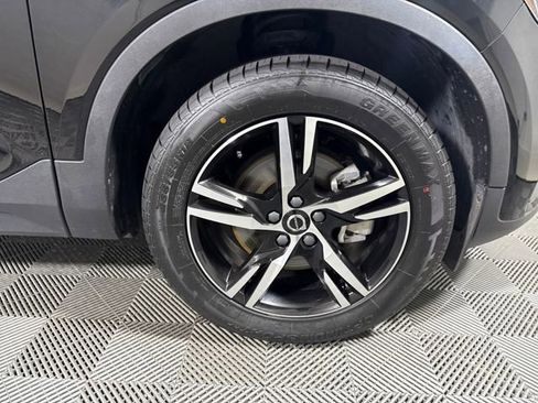 Used 2023 Volvo XC40 B5 Core image 11