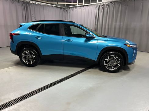 Used 2025 Chevrolet Trax LT w/ Sunroof Package FWD image 8
