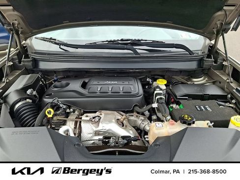 Used 2019 Jeep Cherokee Latitude Plus w/ Cold Weather Group AWD/4WD image 28