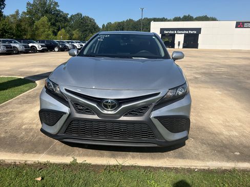 Used 2023 Toyota Camry SE FWD image 2
