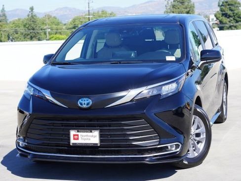 Used 2024 Toyota Sienna XLE FWD image 4