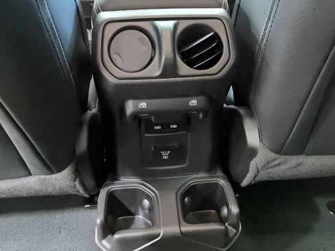 Used 2022 Jeep Gladiator Overland w/ Popular Equipment Package AWD/4WD image 17