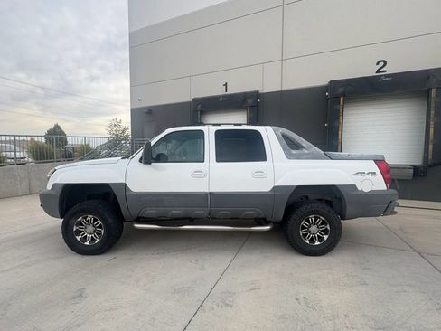 Used 2002 Chevrolet Avalanche 4x4 w/ Convenience Pkg image 2