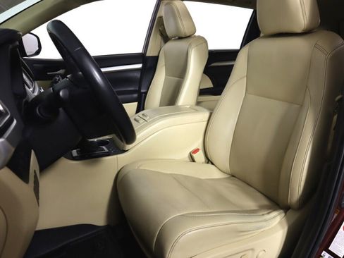 Used 2019 Toyota Highlander XLE FWD image 32