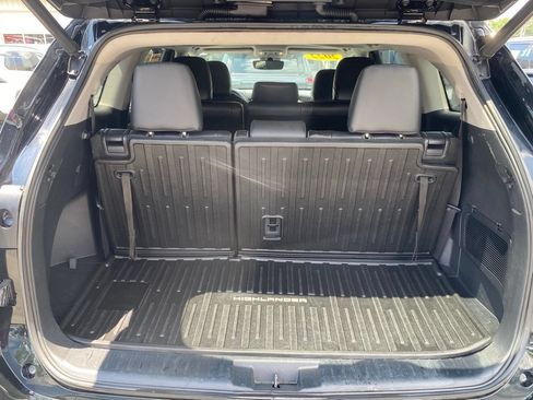 Used 2022 Toyota Highlander XLE AWD/4WD image 12