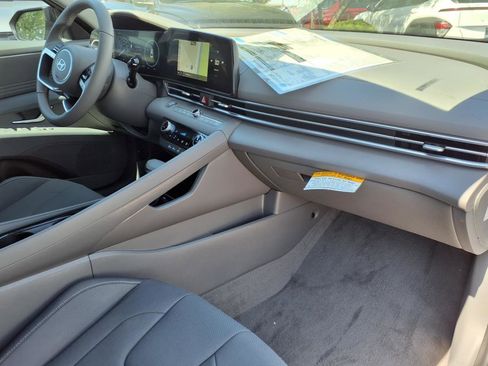 New 2025 Hyundai Elantra SEL image 5
