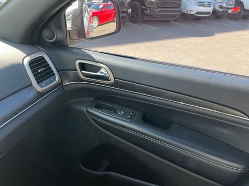 Used 2017 Jeep Grand Cherokee Limited w/ Luxury Group II RWD image 14