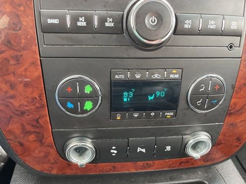 Used 2011 Chevrolet Suburban LT image 24