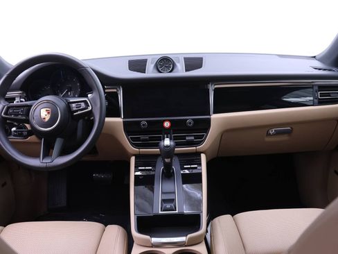 Used 2025 Porsche Macan image 18