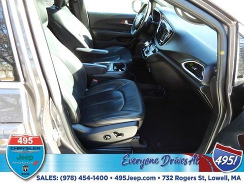 Used 2020 Chrysler Pacifica Touring-L image 10