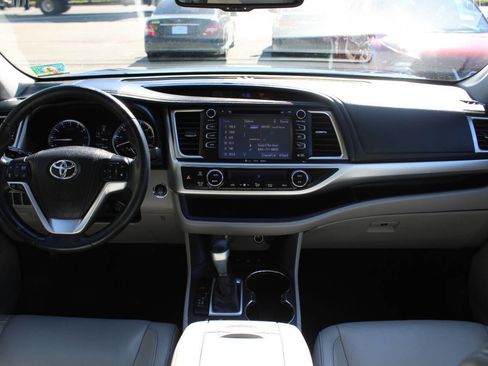 Used 2016 Toyota Highlander XLE AWD/4WD image 35