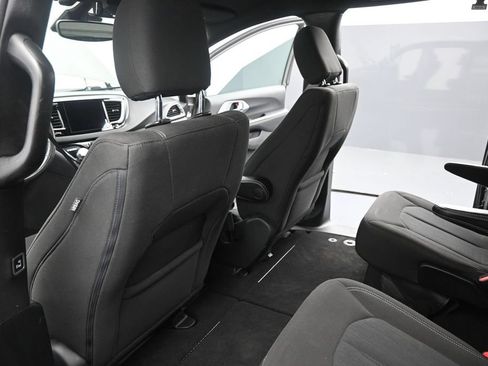 Used 2020 Chrysler Pacifica Touring w/ Advanced Safetytec Group FWD image 13