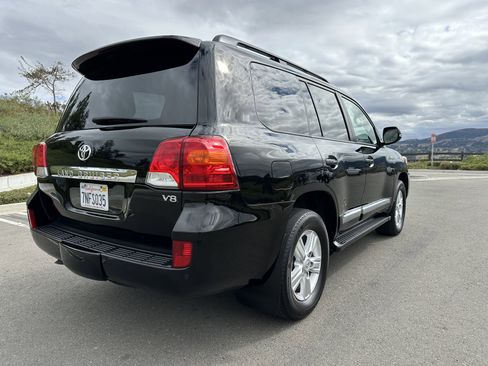 Used 2015 Toyota Land Cruiser image 9