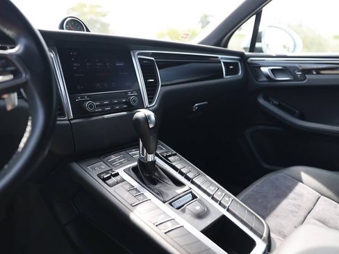 Used 2018 Porsche Macan AWD/4WD image 17
