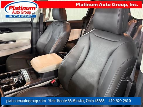 Used 2023 Kia Carnival EX FWD image 11