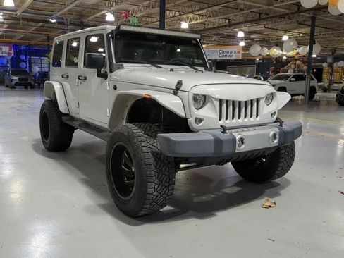 Used 2017 Jeep Wrangler Unlimited Sahara w/ Connectivity Group image 4
