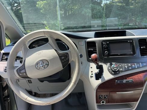 Used 2014 Toyota Sienna XLE AWD/4WD image 9
