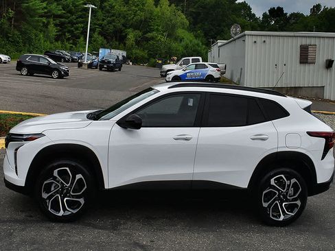 Used 2025 Chevrolet Trax RS w/ Driver Confidence Package FWD image 4