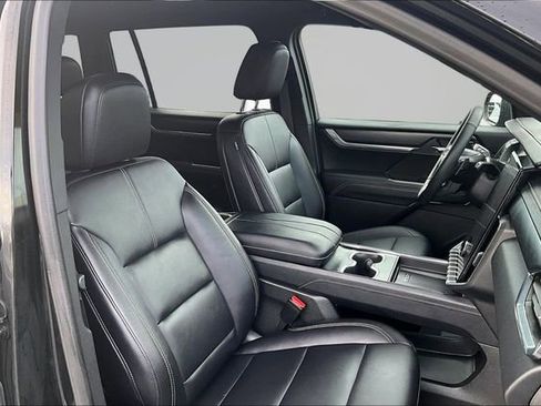 Used 2025 GMC Acadia Elevation w/ Elevation Premium Package image 7