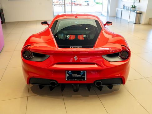 Used 2019 Ferrari 488 GTB RWD image 5