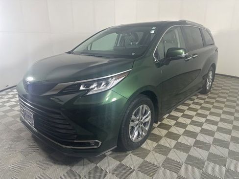 Used 2023 Toyota Sienna Limited AWD/4WD image 2