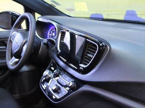 Used 2025 Chrysler Pacifica Select image 10