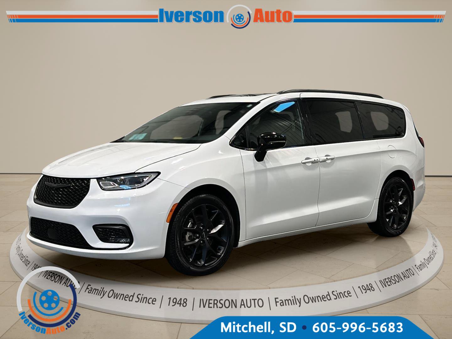 Used 2025 Chrysler Pacifica Limited FWD image 3