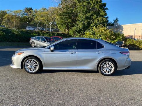Used 2020 Toyota Camry XLE image 2