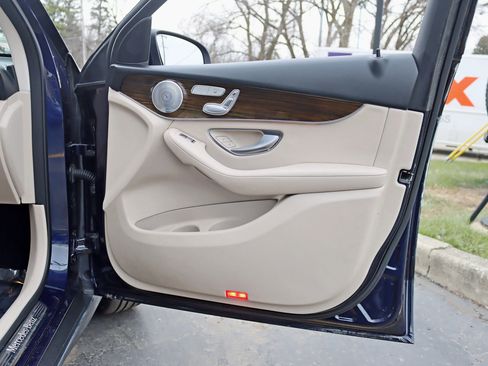 Used 2019 Mercedes-Benz GLC 300 4MATIC image 34