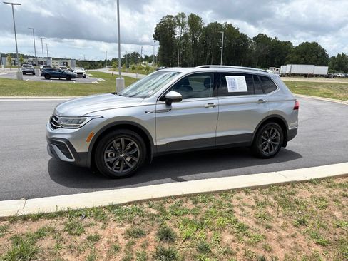 Used 2023 Volkswagen Tiguan SE w/ Panoramic Sunroof Package FWD image 4