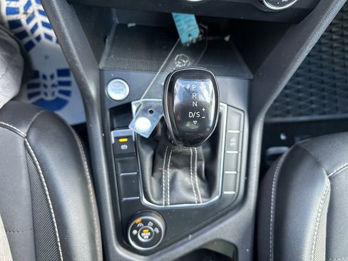 Certified 2022 Volkswagen Taos SE w/ Panoramic Sunroof Package image 12