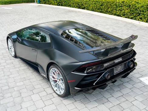 Used 2022 Lamborghini Huracan EVO image 21