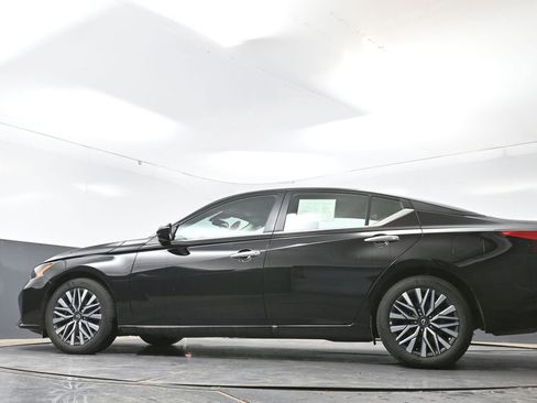 Used 2025 Nissan Altima 2.5 SV FWD image 51