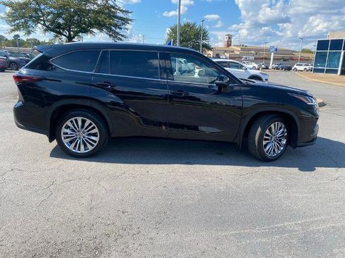 Used 2024 Toyota Highlander Platinum image 8