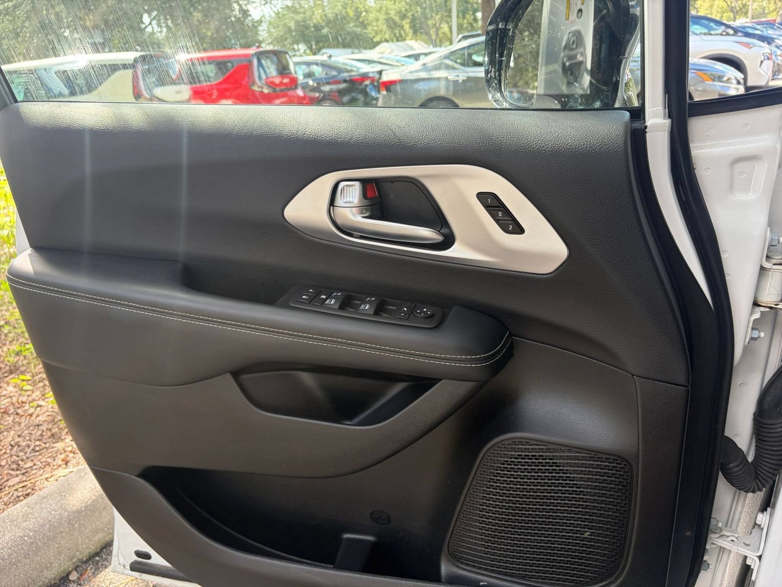 Used 2025 Chrysler Pacifica Limited FWD image 18
