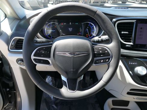 Used 2022 Chrysler Pacifica Touring-L FWD image 17