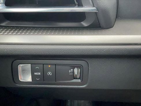 Used 2025 Chevrolet Traverse LT image 20