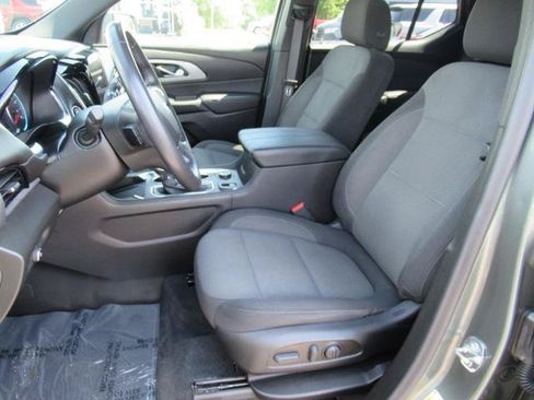 Used 2022 Chevrolet Traverse LT FWD image 18