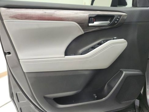 Used 2025 Toyota Highlander Platinum image 12