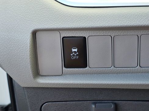 Used 2019 Toyota Sienna LE w/ Carpet Mat Package image 44