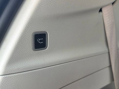 Used 2024 Chrysler Pacifica Touring-L FWD image 12