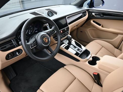 Certified 2025 Porsche Macan AWD/4WD image 4