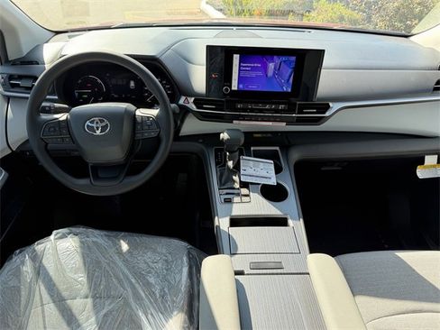 New 2026 Toyota Sienna LE image 9