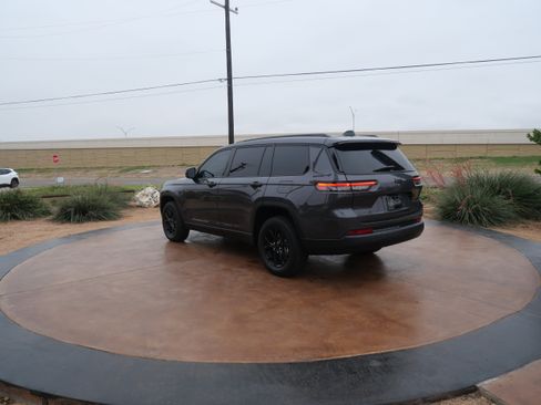 Used 2025 Jeep Grand Cherokee L Altitude image 4