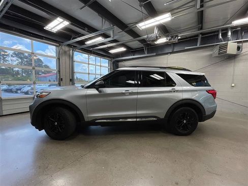 Used 2020 Ford Explorer XLT w/ Class III Trailer Tow Package AWD/4WD image 2